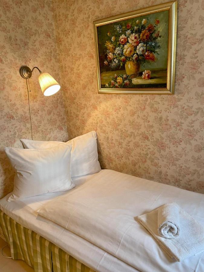Apertins Hotell Kil エクステリア 写真